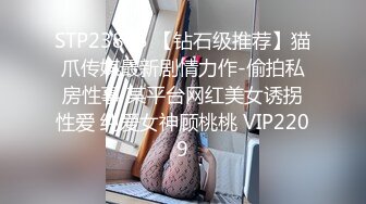 床上的黑丝女技师，技术一流小哥只管享受，骚奶翘臀全身漫游舔鸡巴口交毒龙，看着真刺激温柔的小手撸射嘴里