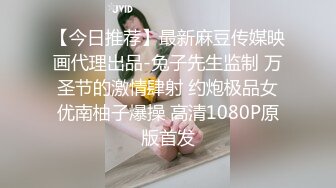 骚逼老婆坐着我的大鸡巴，就是不让我动，一个人在那里玩乳房，喷奶给我看，也不让我吃，就是喷 浪费哦！