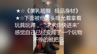 没开鲍的巨乳少妇翘起屁股跪在床上，摆了一个后入的姿势好诱人，小骚货真会选内裤，衬托地非常唯美！