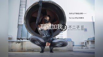 【新片速遞】  路边公厕全景偷拍出来散步的眼镜美女B毛修剪的很有型