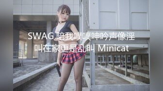 男人的天堂！美女在水上乐园玩滑梯时衣服被水流掀翻露出大奶 围观的男人们都满意的笑了