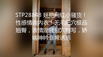  极品热巴高颜值性感妹子道具自慰大秀，沙发上按摩器震动棒双管齐下出白浆