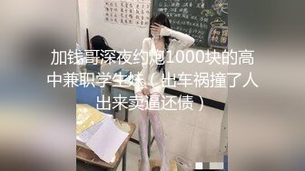 现在的小孩太牛逼 初中男同学在操场上看着手机小视频打飞机 被女同学偷拍下来了