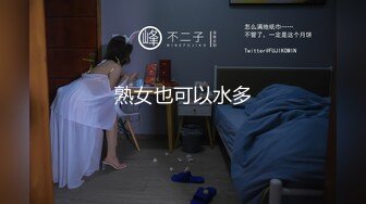 俯拍玩手机的女神 手电筒照她B都一点没察觉 无水印原版