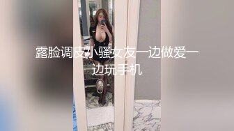 光头金哥双飞两个越南小妹，全程露脸享受两个小萝莉的口舌服务，大鸡巴草起来一点不留情，太猛了都快干哭了