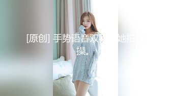 游乐场女厕全景偷拍 破洞牛仔裤少妇好性感的一撮毛