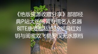   大屁股43岁骚货阿姨，搁家里穿开档丝袜，高跟鞋跪在客厅上：啊啊啊操死我了