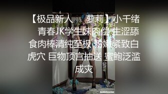 眼镜骚胖约操170CM红色长裙靓女，细长美腿黑丝袜，手指伸进内裤摸穴，穿上高跟鞋情趣装操，主动骑乘爆插