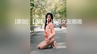  风骚女模特伺候两个小哥哥激情3P，全程露脸场面淫乱刺激，舔弄两个大鸡巴