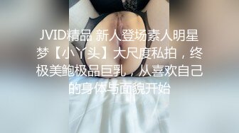 抄底腿長130牛仔短裙美女,紅心粉內內更風騷誘人