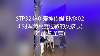 混血极品美腿花臂纹身女神直播大秀 闺蜜戴假鸡巴操黑丝女神不够爽还要用玩具鸡巴插出白浆