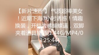 清纯的良家小少妇露脸躺在床上全裸跟狼友互动撩骚，揉奶玩逼给狼友看特写逼逼，温柔的舔弄大哥的鸡巴好骚啊