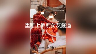 年轻小情侣 家里非常冷穿着衣服 但是我的激情不会退