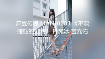   眼镜小哥玩弄居家人妻，露脸丝袜诱惑，交大鸡巴让小哥吃奶舔逼