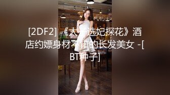 丰满青春妹妹凹凸起伏的诱人肉体趴在床上，极品浑圆翘臀忍不住上手