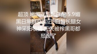   秃顶中年大叔幸福生活，两个嫩妹激情双飞，肉感身材无毛肥穴，操完一个再换另一个，后入骑乘爆插骚穴让人很羡慕