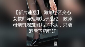 小美女吃鸡很仔细