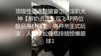 两个轻熟女姐妹花全程露脸跟狼友大秀发骚，淫声荡语互动撩骚，吃奶抠逼自慰呻吟，撅着大屁股求草精彩别错过