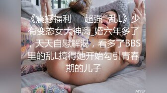 双飞老婆跟小姨子精彩刺激，两个人一起给舔鸡巴，一个吸屌一个舔蛋，轮草抽插浪叫不断，跟狼友互动听从指挥