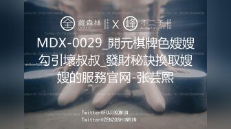 公司监控实录,上班在厕所摸鱼,微信联系同事来搞基