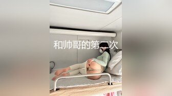 看见这大茄子我就爱了，风骚少妇浴室洗澡自慰给狼友看，淫语互动听指挥这大号道具放在马桶上抽插骚穴真刺激