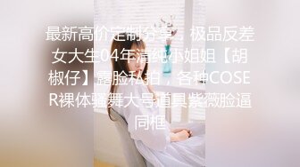 长舌骚女喜欢车震还在开车就舔鸡巴