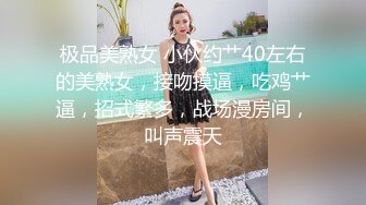 颜值不错小姐姐穿着白衣牛仔裤，坐沙发上揉捏她