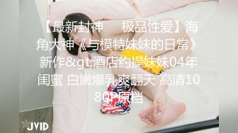 一群如饥似渴的狼扑向可怜兮兮的女人