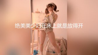 可爱唇钉妹子COS守望先锋D.Va自摸啪啪拨开内裤露无毛粉逼，深喉口交翘起大白屁股双洞换着插