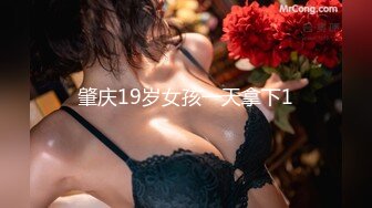 蜜桃臀女神一边口交一边呻吟