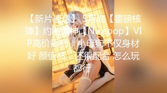 漂亮美女 牛仔裤开破洞 撅着屁屁被大鸡吧无套爆菊花 这么粉嫩的无毛鲍鱼都操腻了 内射