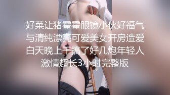 爆乳美女身材完美开档丝袜，柔软大奶子一直晃，浴室湿身翘起极品肥臀