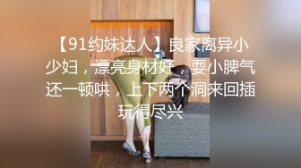 洗浴中心内部员工偷拍几个身材丰满的少妇洗澡换衣服