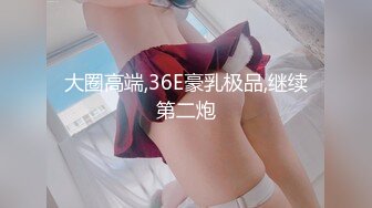 公司西装男职员厕所偷情被发现