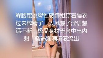 很有感觉的小少妇露脸让小哥揉着骚奶子跟狼友撩骚，掰开逼逼看特写深喉大鸡巴，多体位无套蹂躏抽插口爆吞精