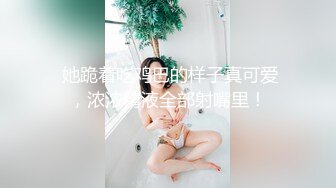  幸福老哥啪啪00后嫩妹子边操旁边还有个妹子舔奶，掀开被子上位骑乘后入抽插童颜大奶