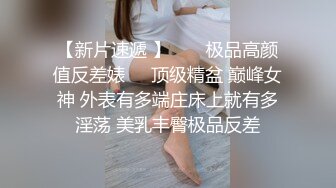 隔板下偷窥玩手机的短发妞故意被发现