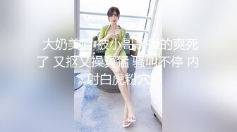 简陋的出租屋爬气窗偷窥卷发美女洗澡