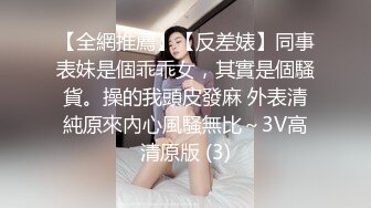 巨乳店员制服被大奶撑爆 同事看了不管店里有客人在用餐也继续草