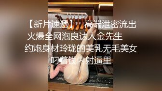  小骚逼露脸洗干净了伺候小哥哥诱惑狼友，舔鸡巴的样子好骚吸蛋蛋，深喉抽插