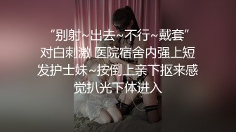 大红唇新人骚女被两大汉3P，白丝袜丁字裤，翘起屁股看穴，两根JB轮流舔