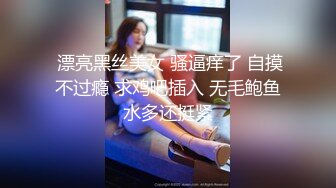 淫妻 不要浪费了先舔外面的 绿奴王八仔细清理老婆刚被操的红肿松垮的骚逼 里面的精液要生个野种让王八来养