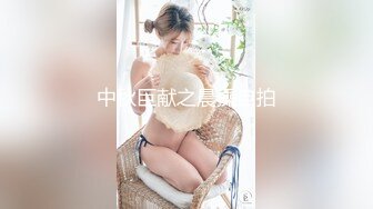 推荐大白美乳小阴唇粉穴极品妹纸可惜不露脸，撩起衣服露奶子好柔软，特写手指摩擦嫩穴，洞洞非常小搞的很湿