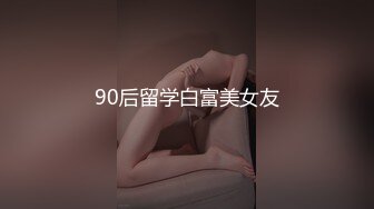 魁梧模特打扮成维京人在家手冲