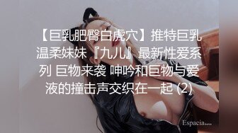 ❤️新婚小娇妻❤️骚妻一边被前后夹击，一边还自摸，嘴里还不听淫叫，让她好爽好爽！淫妻敞开下体大门等待大家的进入