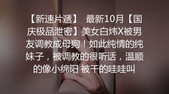 洗浴中心里给小母狗喊了个男技师，我在楼下不断知道她勾引小哥，可惜小哥太怂，唯有我来满足她了，开着门后入，紧张又刺激