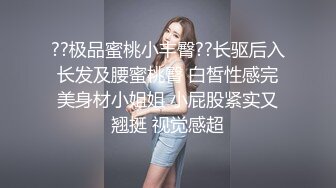 一个用光滑的脸吮吸鸡巴的讨厌的美女荡妇