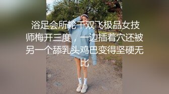 老公刚上班丰满迷人妈妈就被儿子抱紧紧揉奶亲吻爱抚